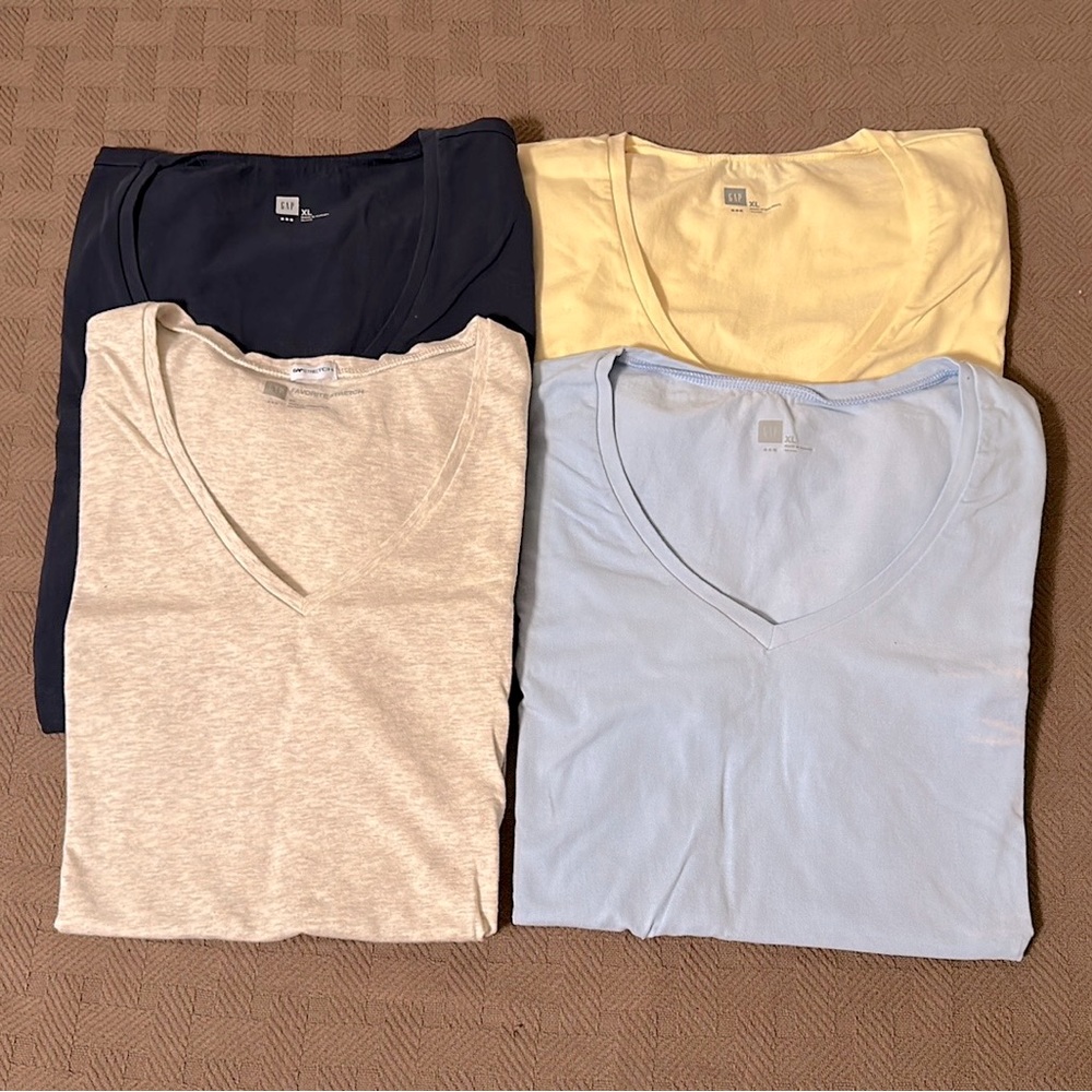 Women’s Gap short sleeve v-neck t-shirts